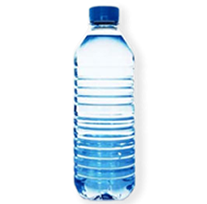 une bouteille d'eau en plastique au premier plan et plage de bord de mer